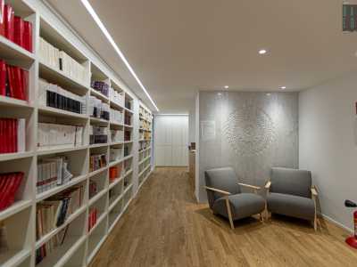 ...� anticipato da un lungo corridoio dall�arredamento minimal e da scaffali colmi di volumi